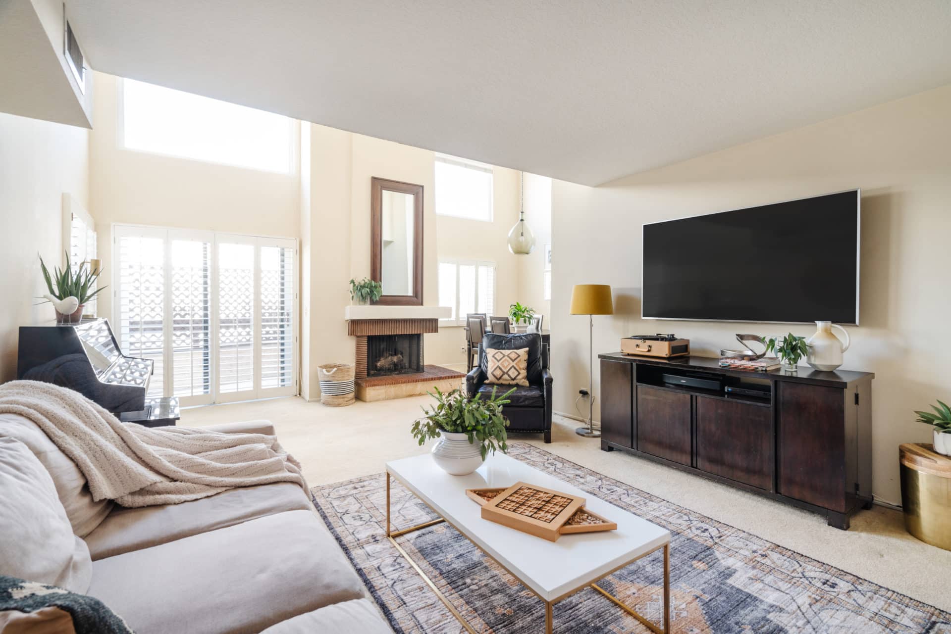 Sundrenched and spacious Penthouse with soaring ceilings in Sherman ...