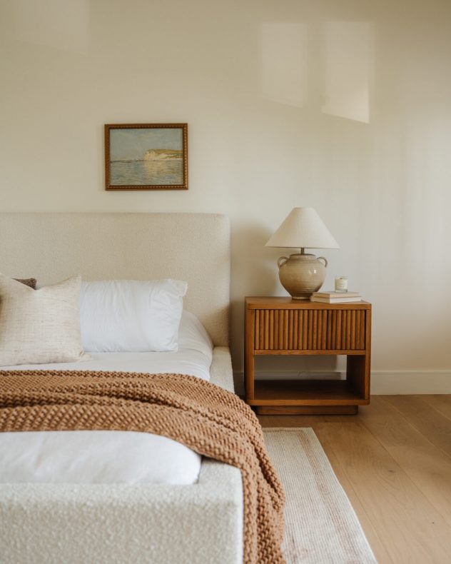 Secondary bedroom with natural light and modern finishes, ideal for guests or a home office